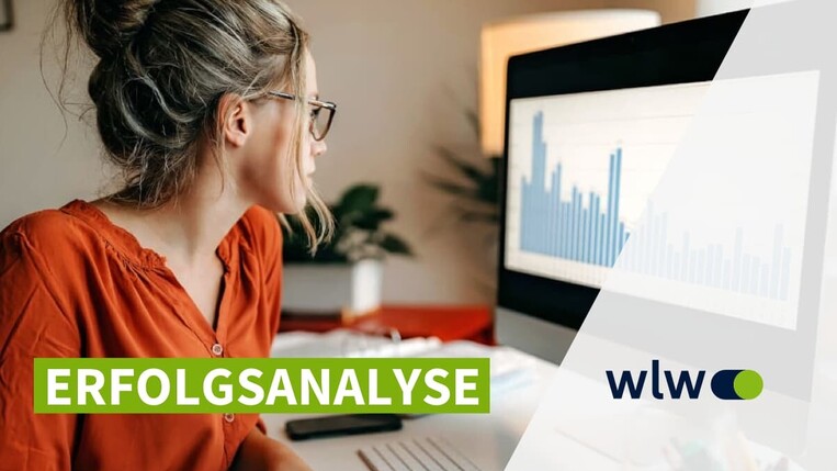 Frau analysiert Graphen am Computer, Erfolgsanalyse, wlw Logo