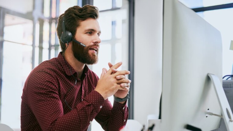 Ein Mitarbeiter telefoniert mit einem Kunden