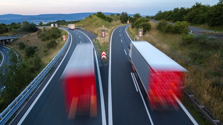 Zwei LKW auf der Straße