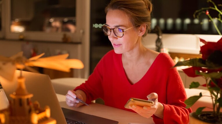 Frau macht eine Onlinebstellung zur Weihnachtszeit