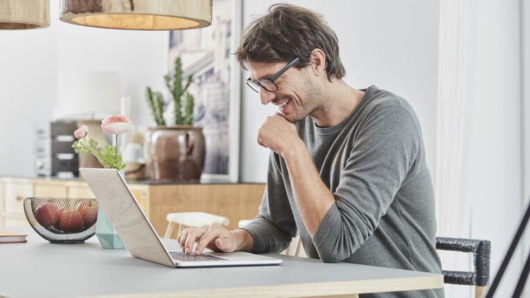 Mann mit Laptop