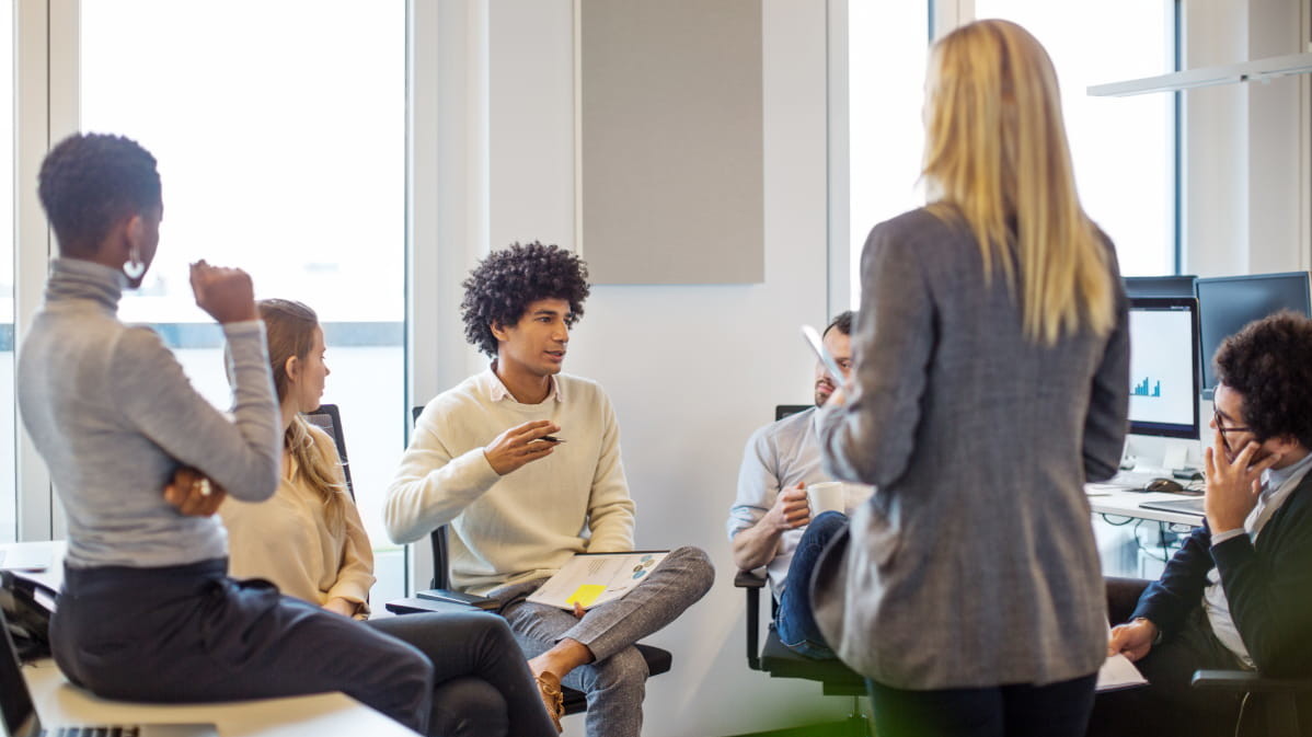 Mitarbeiter diskutieren Trendthemen