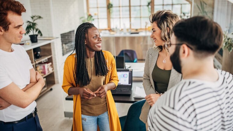  Team arbeitet im modernen Büro