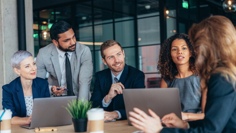 Menschen führen Diskussion am Arbeitsplatz