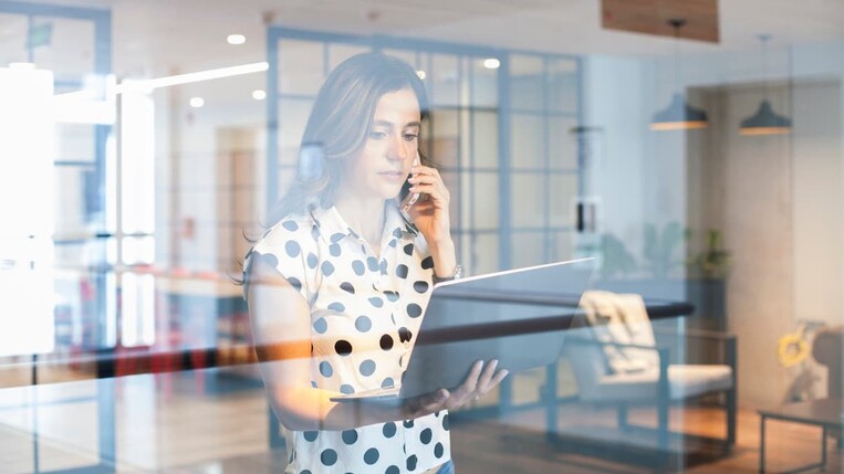 Sales Manager am Telefon mit einem Kunden