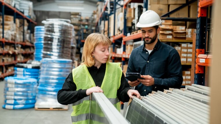 Lagermitarbeiter zählen Solarmodule