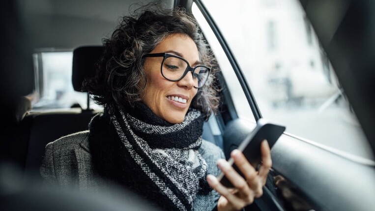 Businessfrau mit  Smartphone