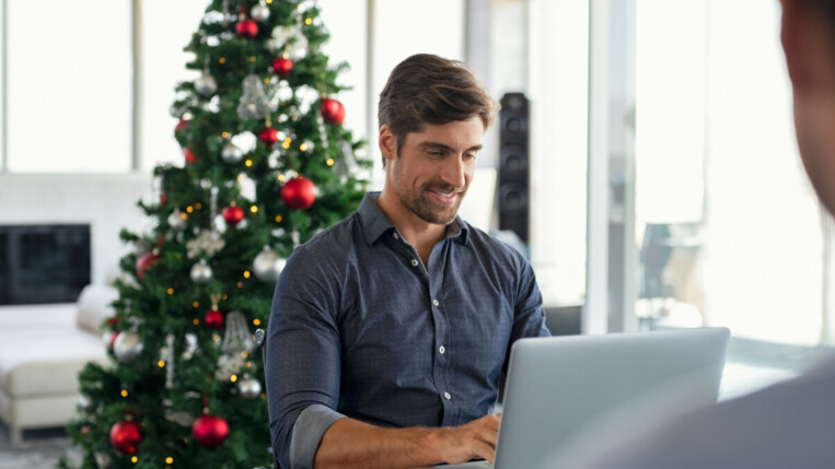 Mann im Büro Weihnachten