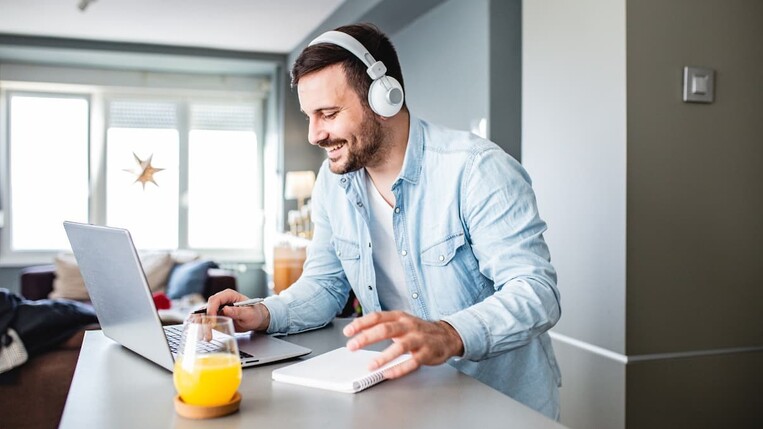 Mann zu Hause im virtuellen Verkaufsgespräch